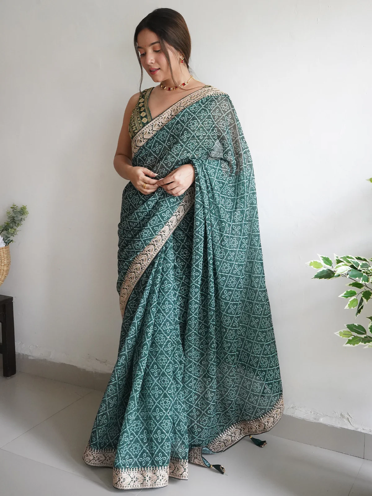 Odette Women Beautiful Green Georgette Saree With Unstitched Blouse - Image 3