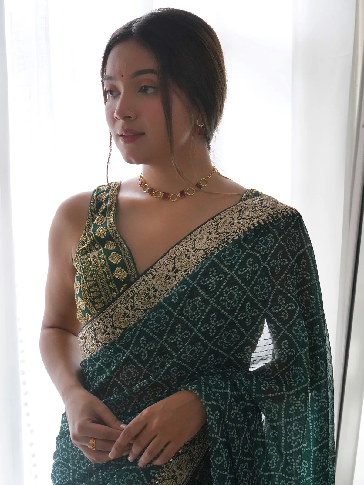 Odette Women Beautiful Green Georgette Saree With Unstitched Blouse - Image 5