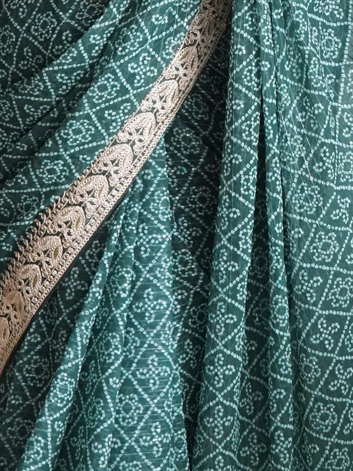 Odette Women Beautiful Green Georgette Saree With Unstitched Blouse - Image 6