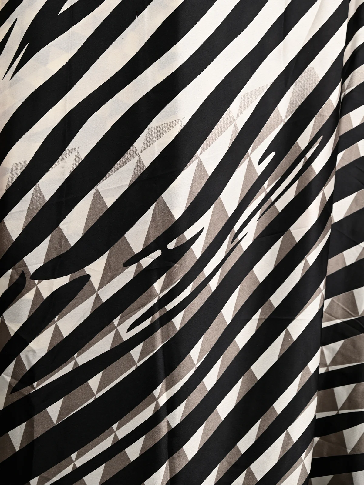 Odette Women Black Satin Crepe Digital Stripes Print Saree With Unstitched Blouse - Image 4