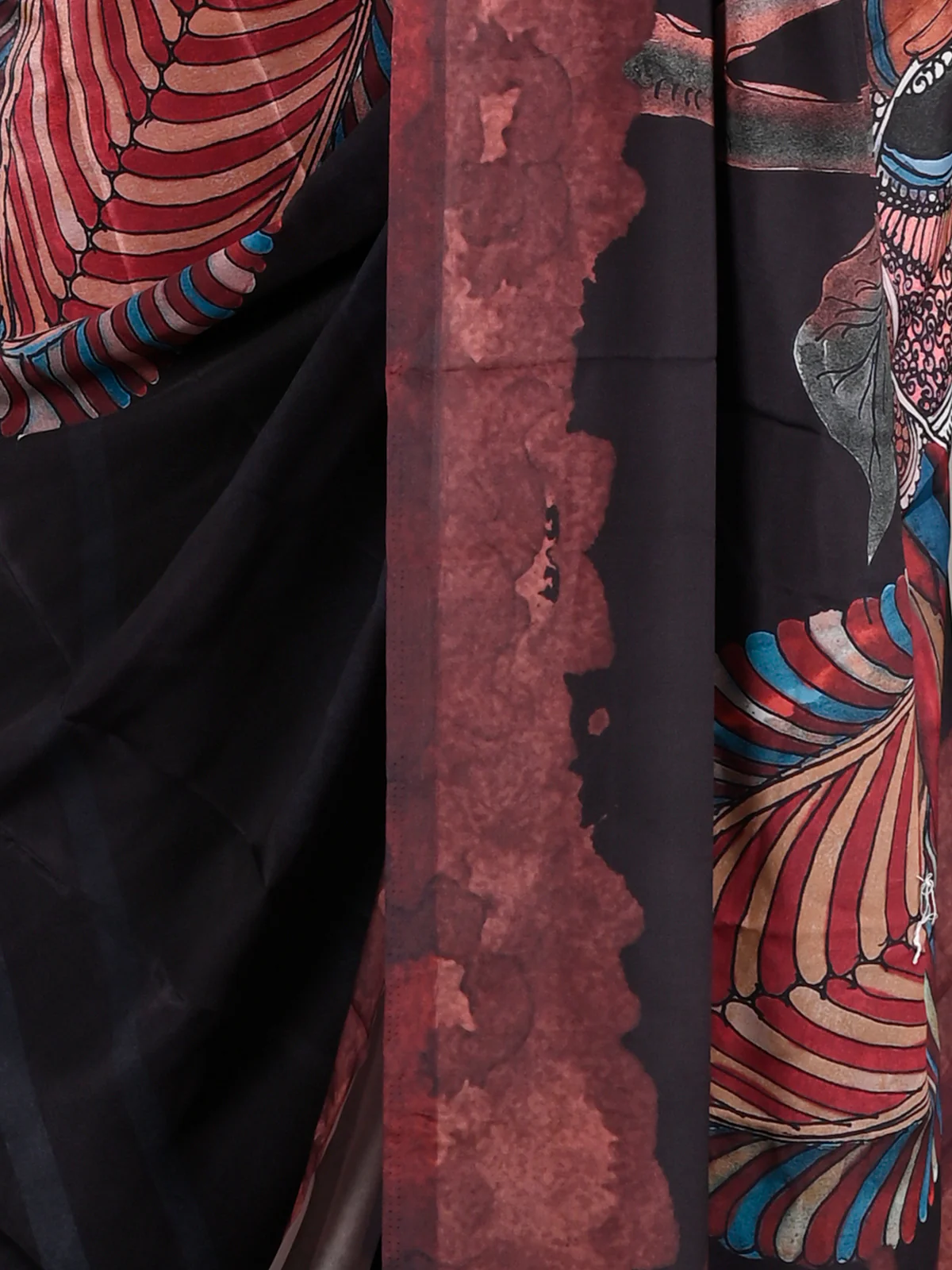 Odette Women Black Silk Crepe Digital Print Saree With Unstitched Blouse - Image 4