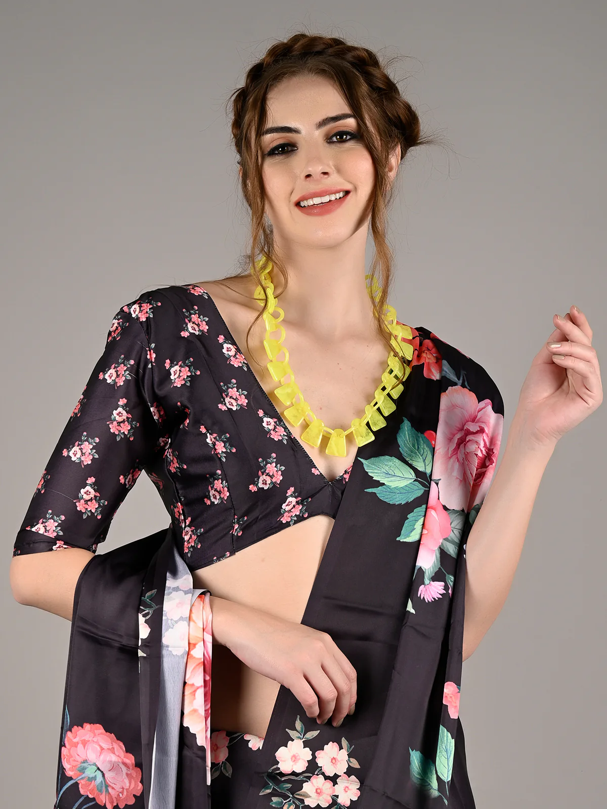Odette Women Black Soft Crepe Digital Floral Print Saree With Unstitched Blouse - Image 3