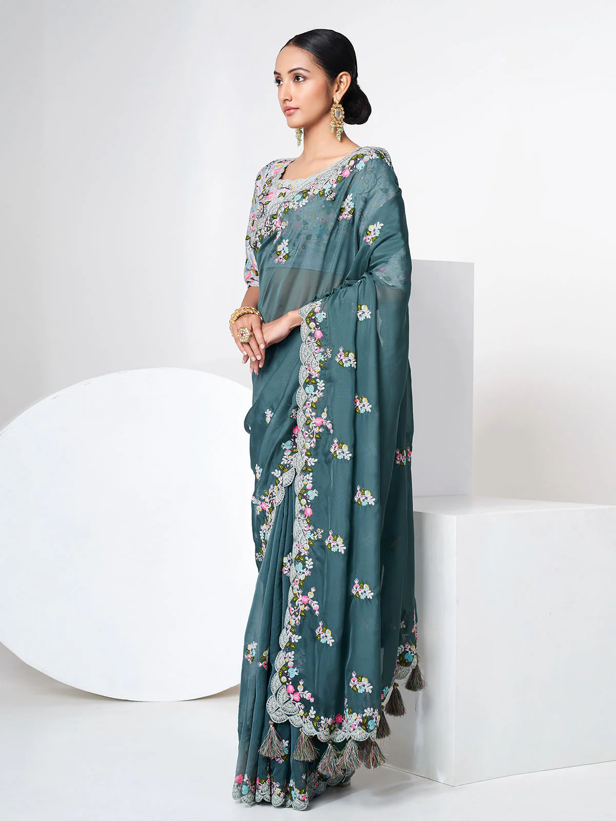 Odette Women Blue Organza Saree With Unstitched Blouse - Image 4