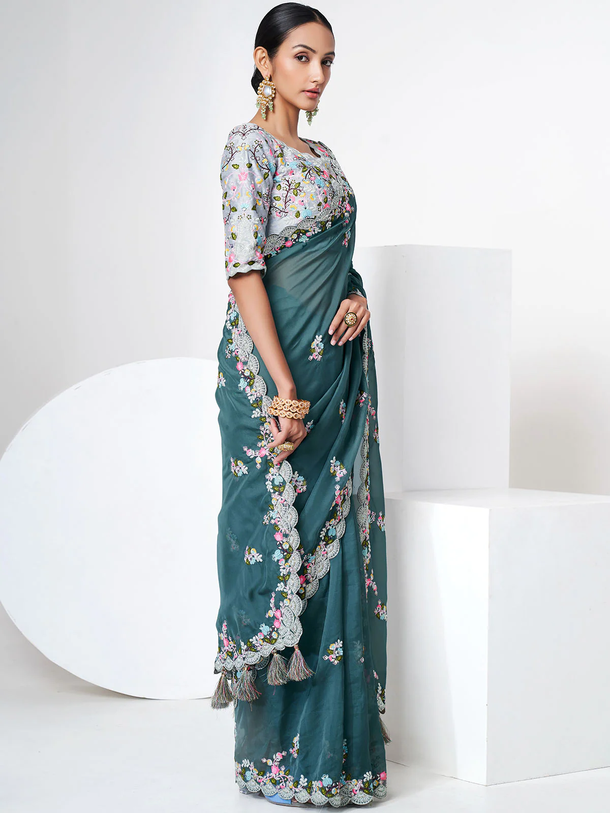 Odette Women Blue Organza Saree With Unstitched Blouse - Image 5