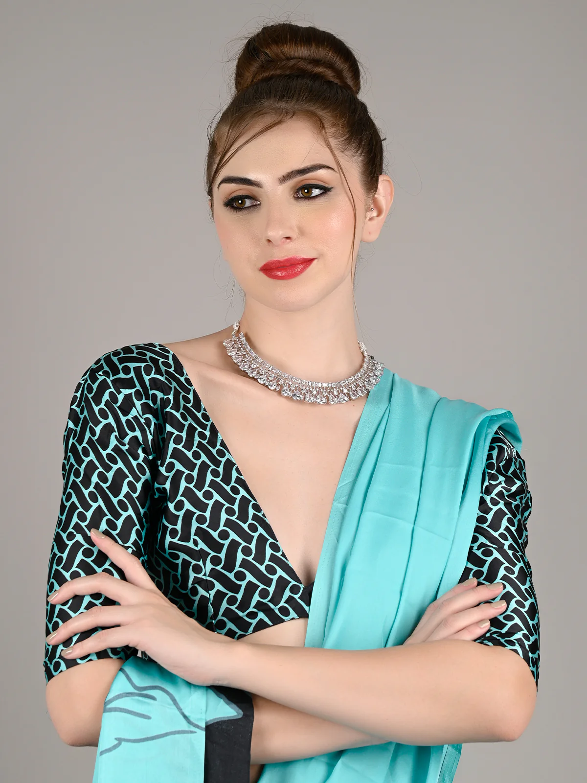 Odette Women Blue Satin Crepe Digital Floral Print Saree With Unstitched Blouse - Image 3
