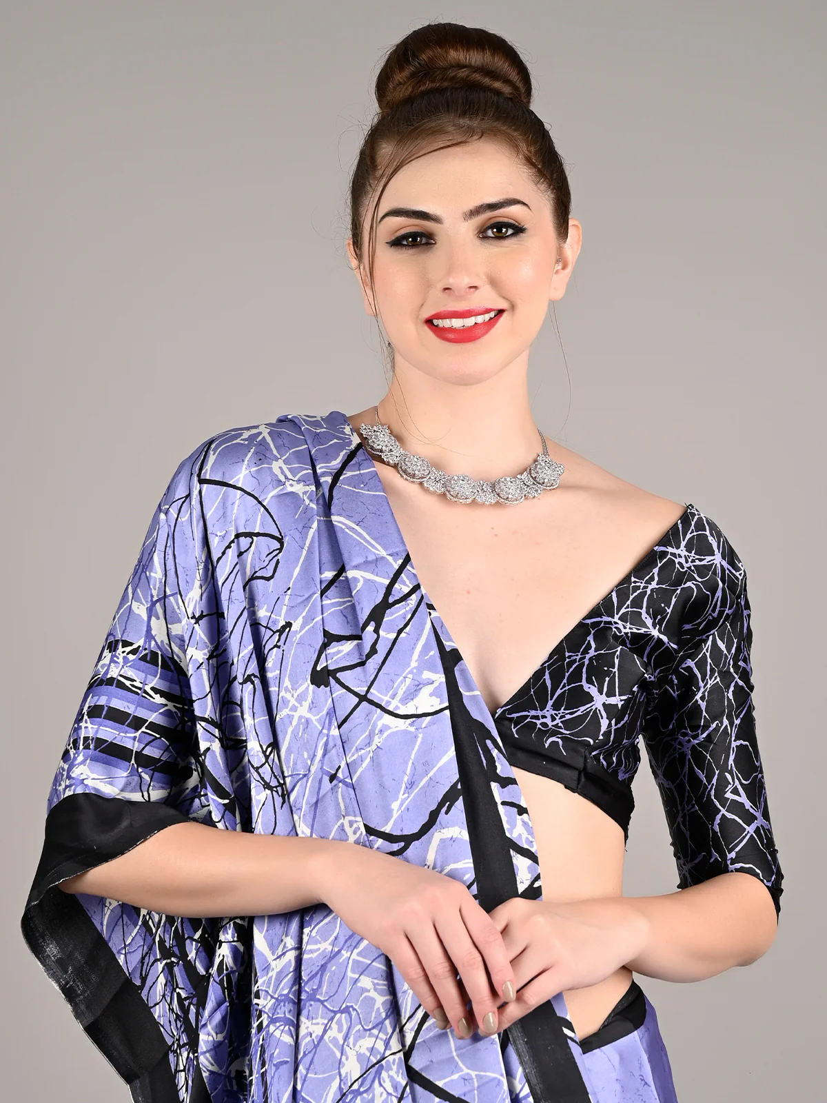 Odette Women Blue Satin Crepe Digital Print Saree With Unstitched Blouse - Image 3