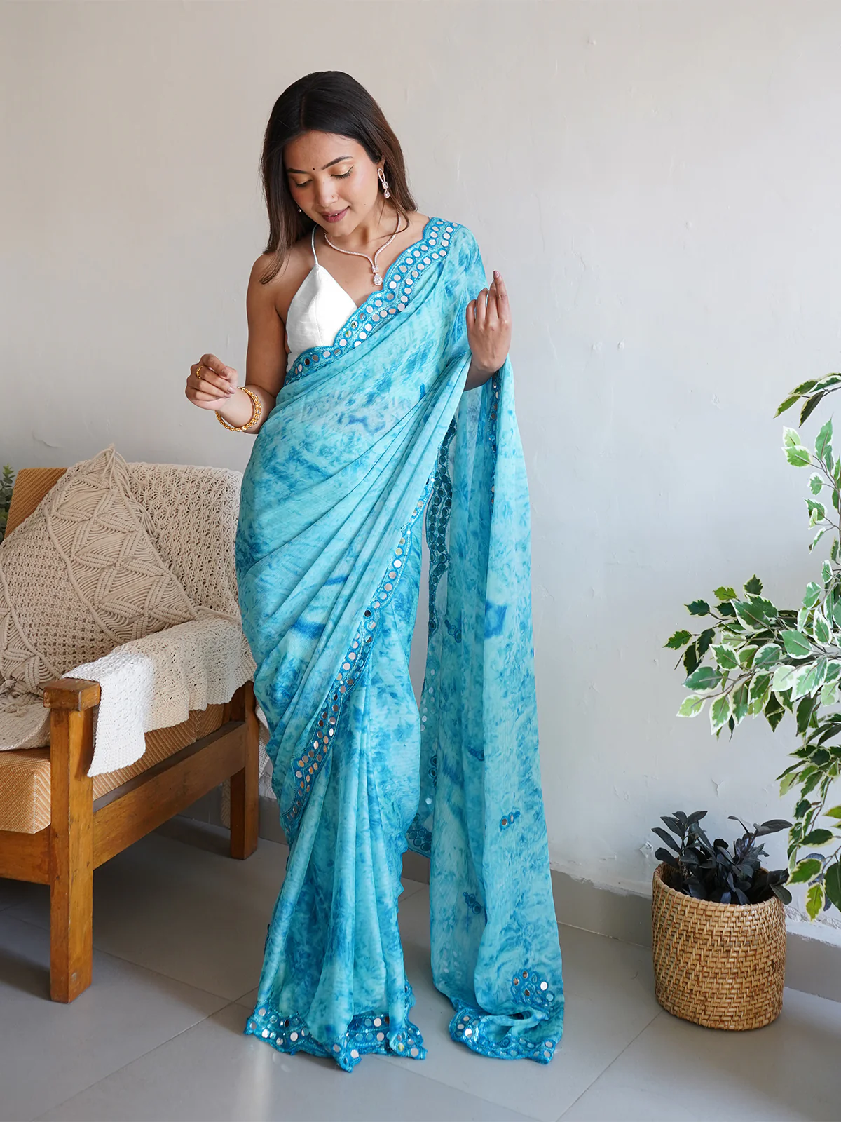 Odette Women Blue Satin Georgette Prism Print Saree With Unstitched Blouse - Image 3