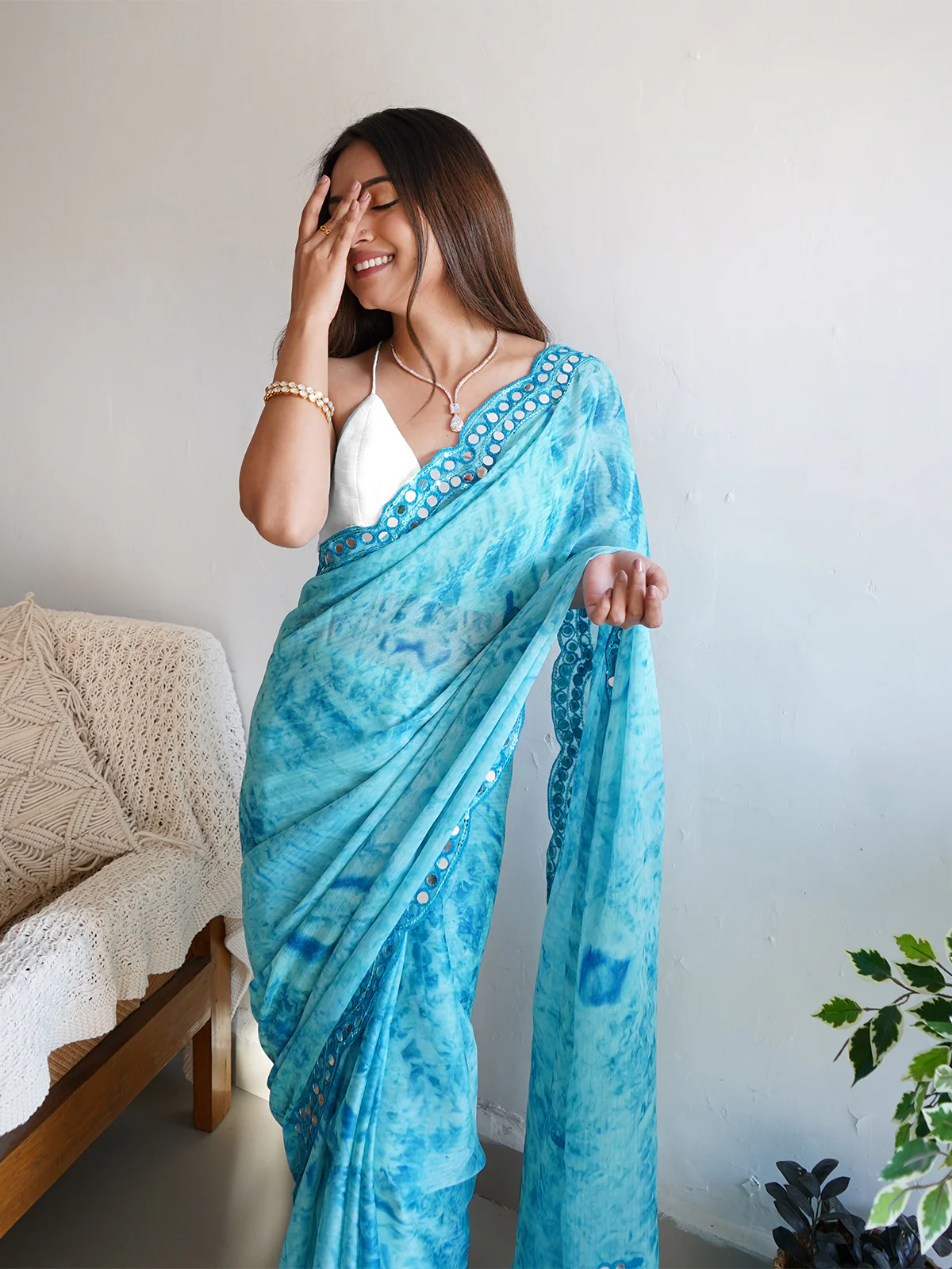 Odette Women Blue Satin Georgette Prism Print Saree With Unstitched Blouse - Image 5