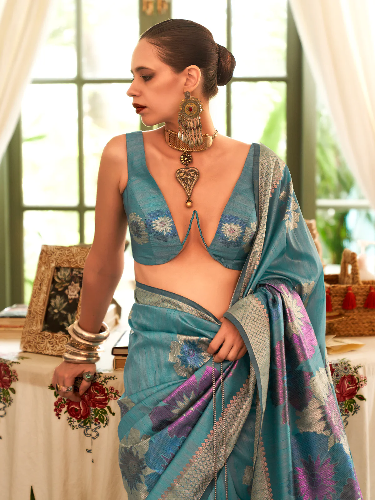 Odette Women Blue Silk Blend Woven Saree With Unstitched Blouse - Image 2