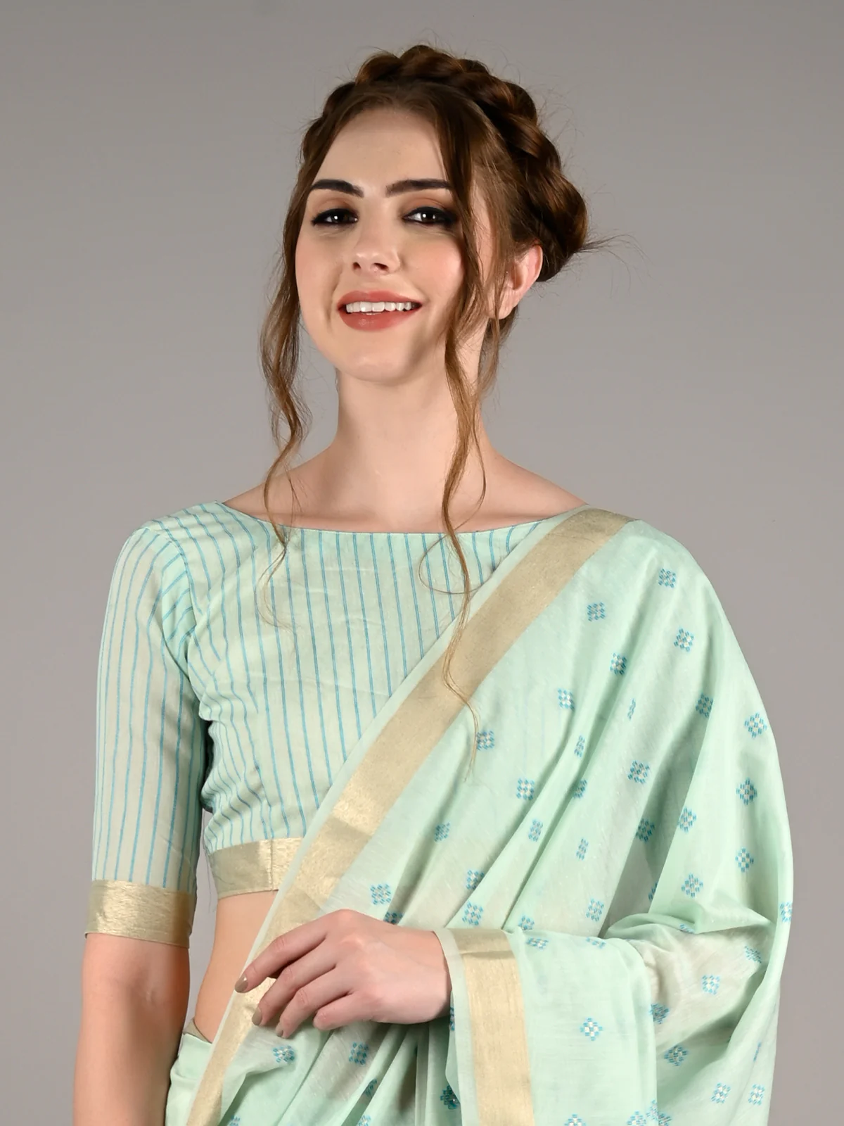 Odette Women Blue Viscose Woven Saree With Unstitched Blouse - Image 2