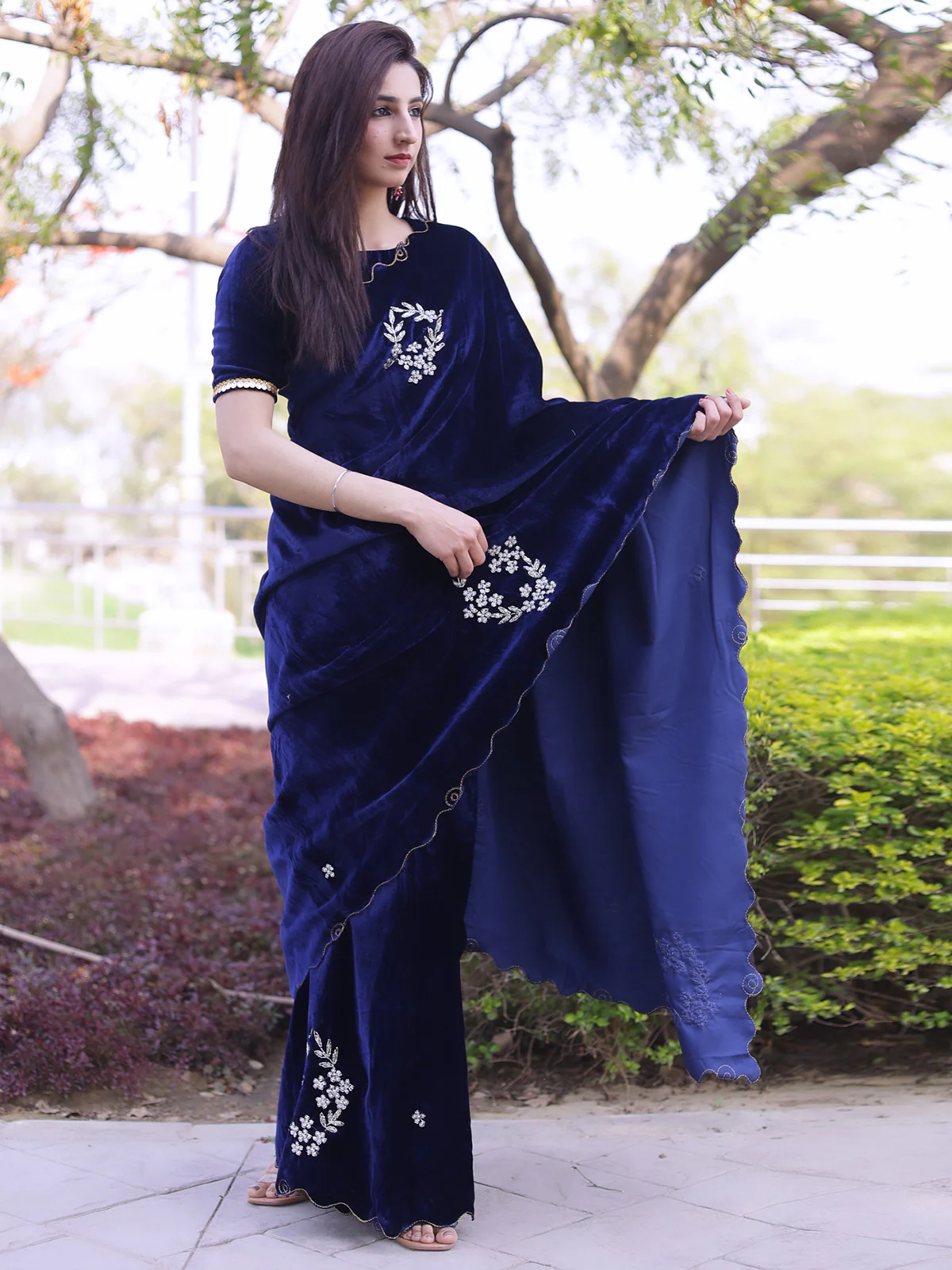 Odette Women Velvet Embroidered Blue Saree With Blouse Piece - Image 2