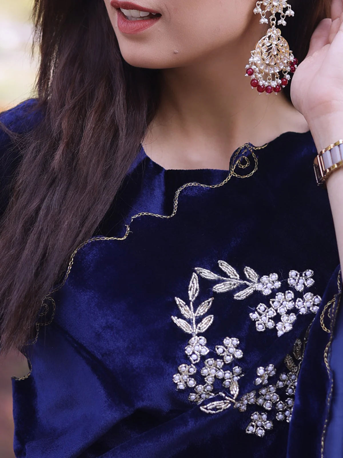 Odette Women Velvet Embroidered Blue Saree With Blouse Piece - Image 5