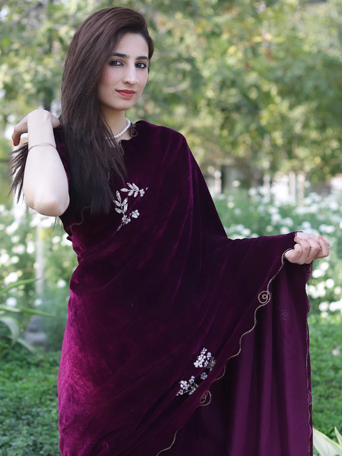 Odette Women Velvet Embroidered Violet Saree With Blouse Piece - Image 4