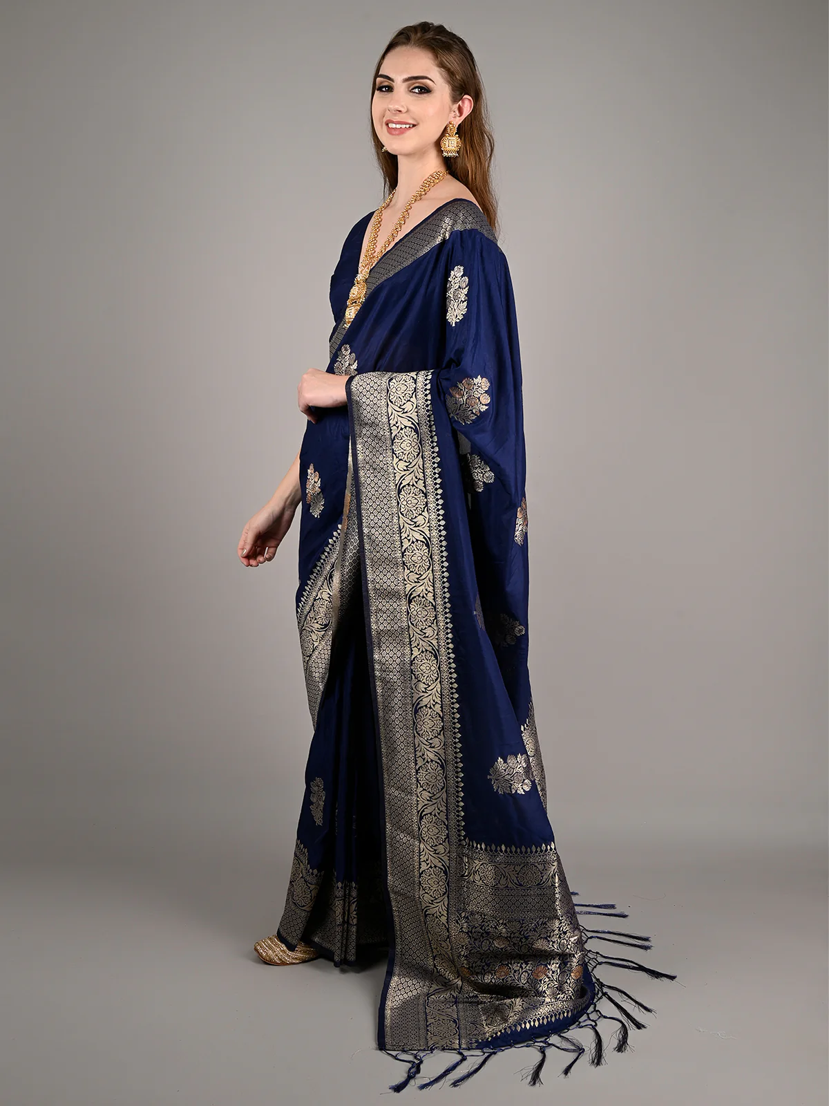 Odette Women Dark Blue Nylon Woven Saree With Unstitched Blouse - Image 2