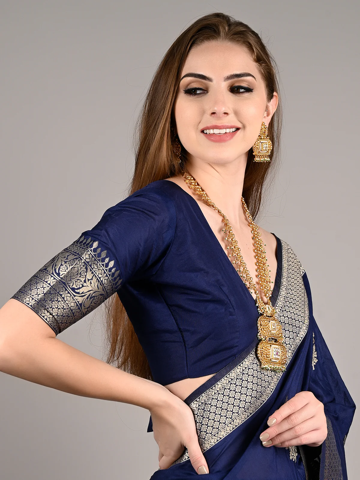 Odette Women Dark Blue Nylon Woven Saree With Unstitched Blouse - Image 3