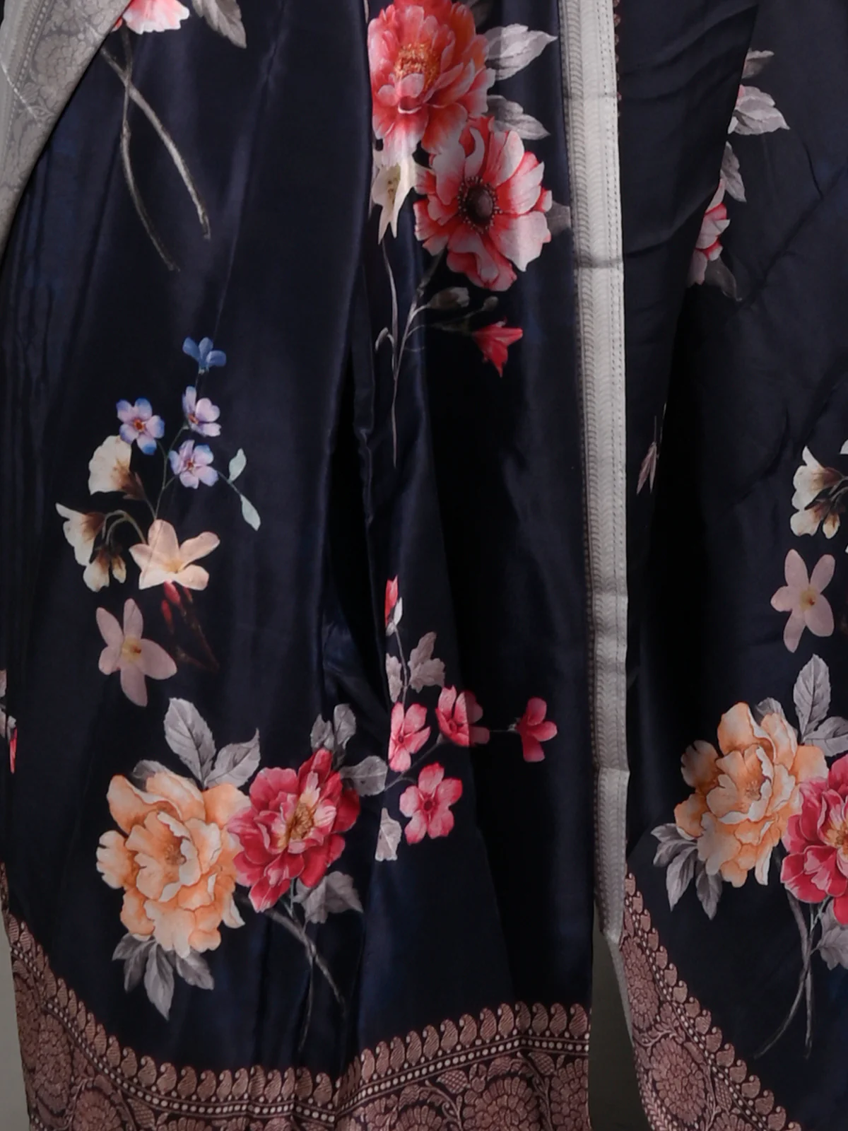 Odette Women Dark Blue Silk Crepe Floral Printed Saree With Unstitched Blouse - Image 4