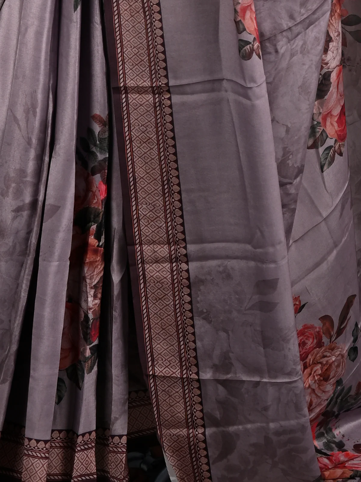 Odette Women Dark Grey Silk Crepe Floral Printed Saree With Unstitched Blouse - Image 4