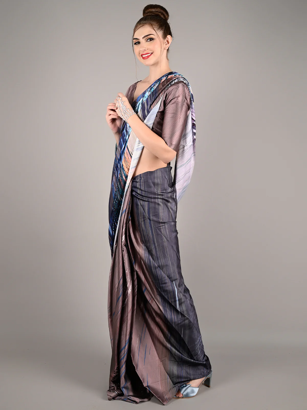 Odette Women Dark Grey Soft Crepe Digital Print Saree With Unstitched Blouse - Image 2