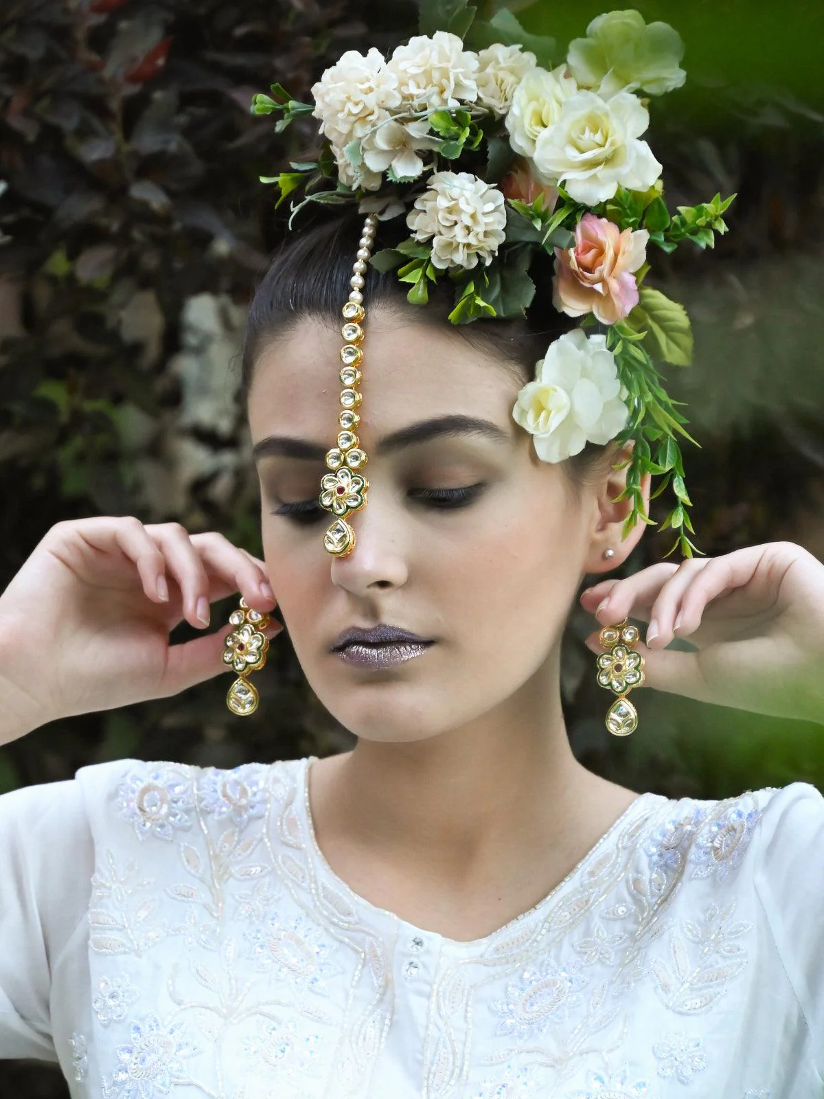 Odette Women Enticing Gold Tone Kundan Earrings With Maang-Teeka - Image 2