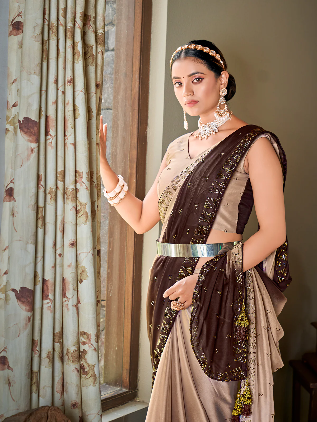 Odette Women Brown Saree With Unstitched Blouse - Image 2