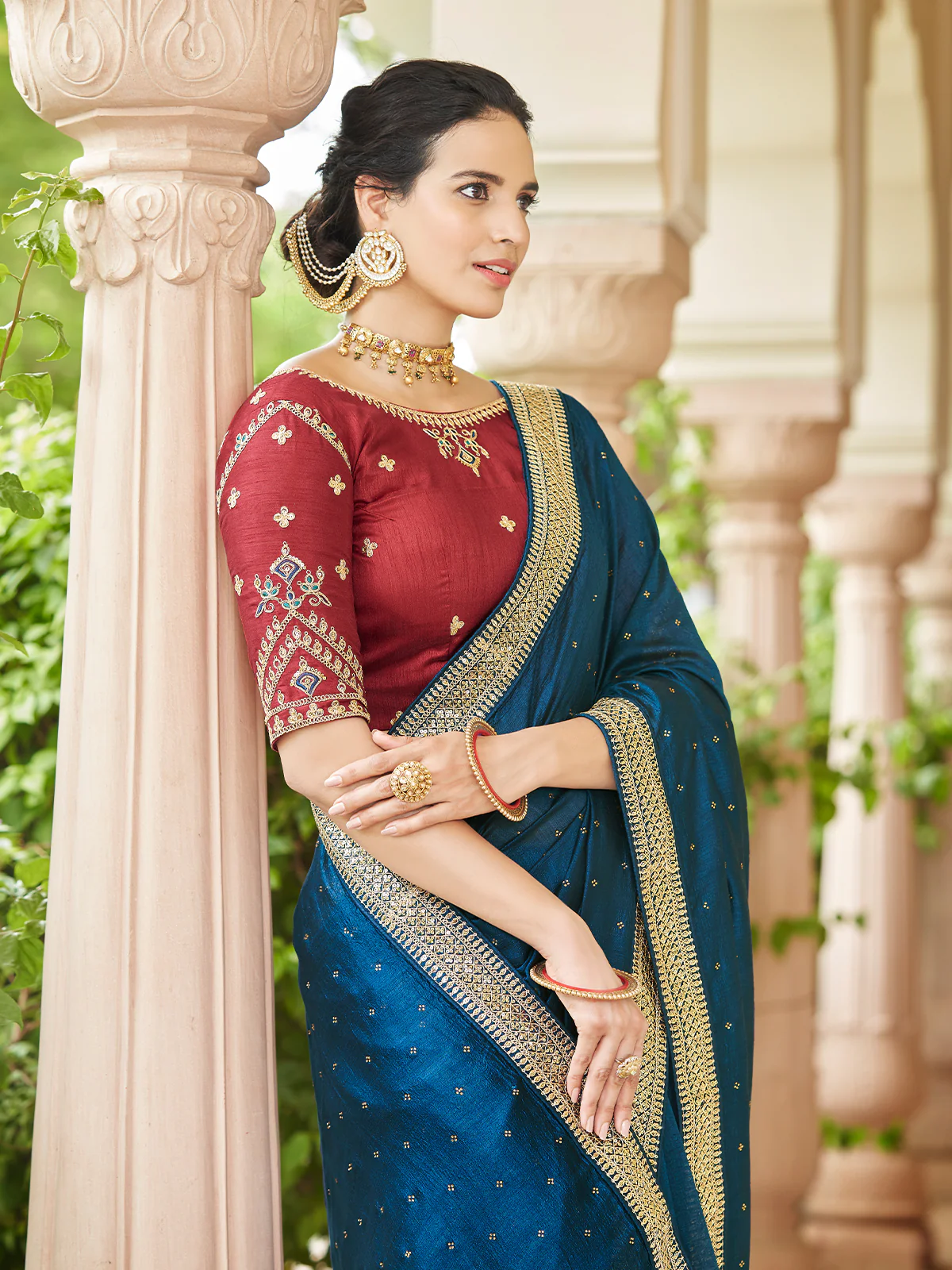 Odette Women Dark Blue Saree With Unstitched Blouse - Image 2