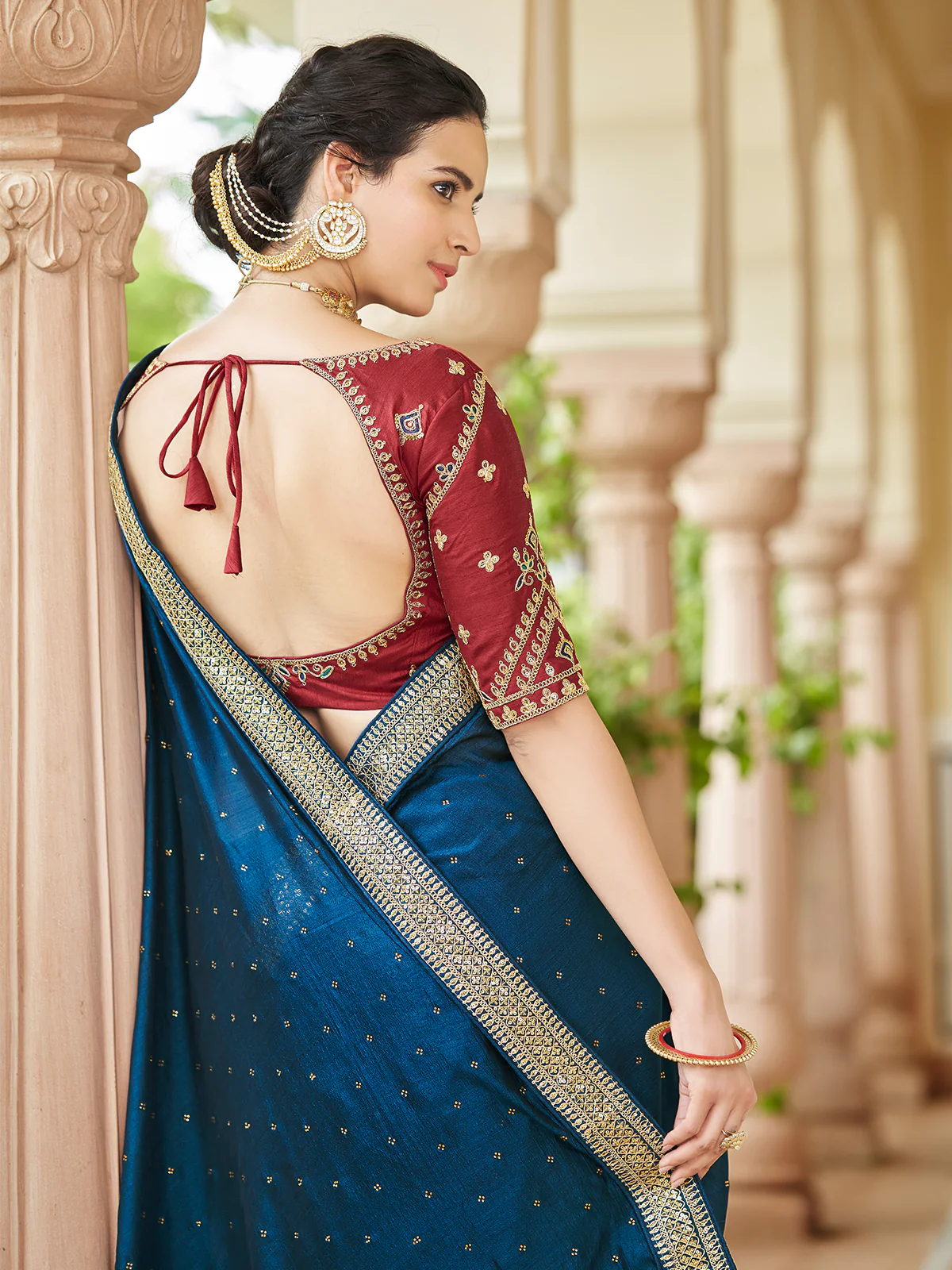Odette Women Dark Blue Saree With Unstitched Blouse - Image 4