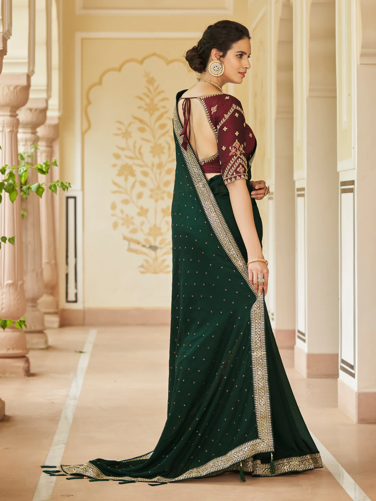 Odette Women Dark Green Saree With Unstitched Blouse - Image 2