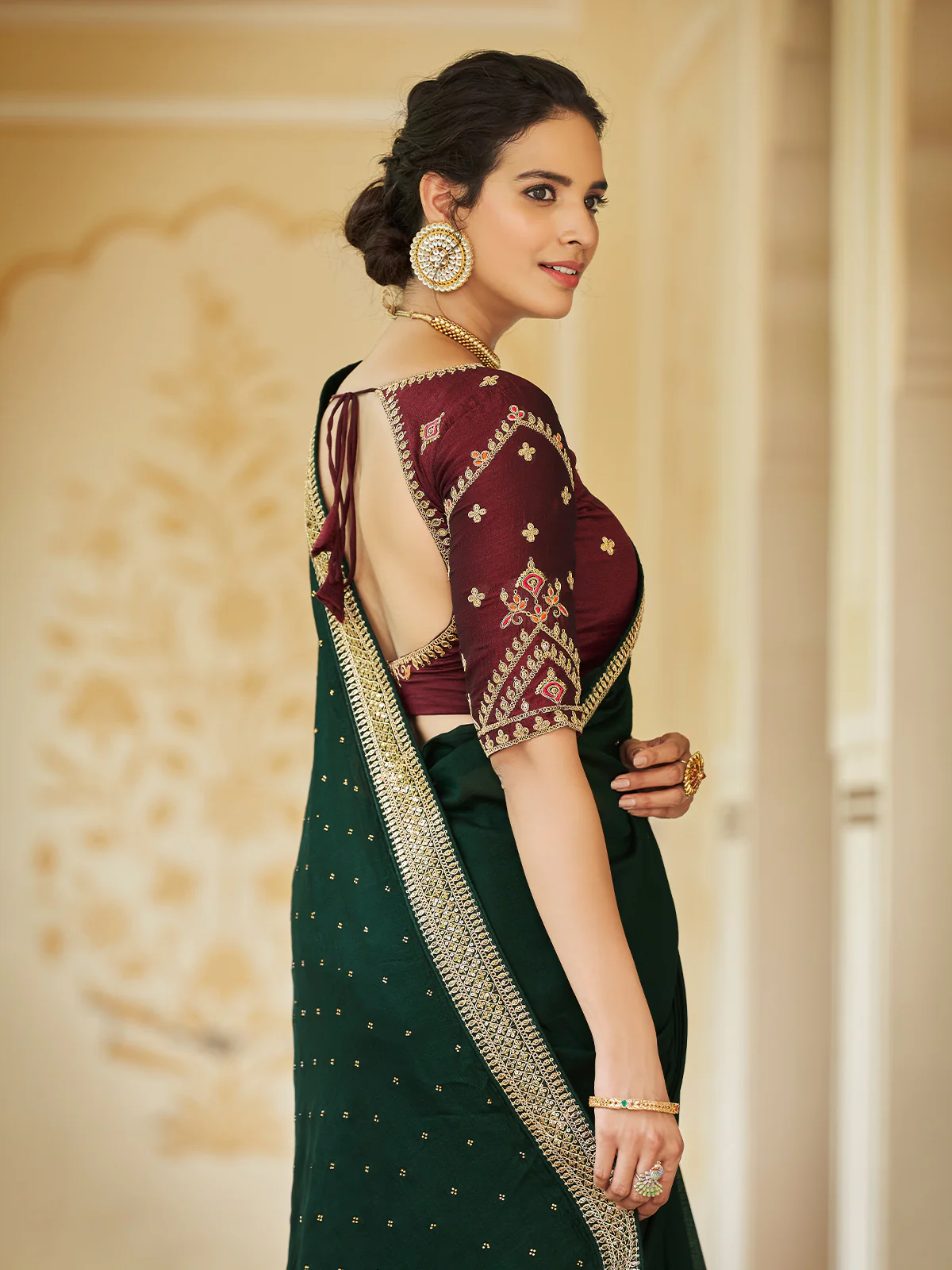 Odette Women Dark Green Saree With Unstitched Blouse - Image 3
