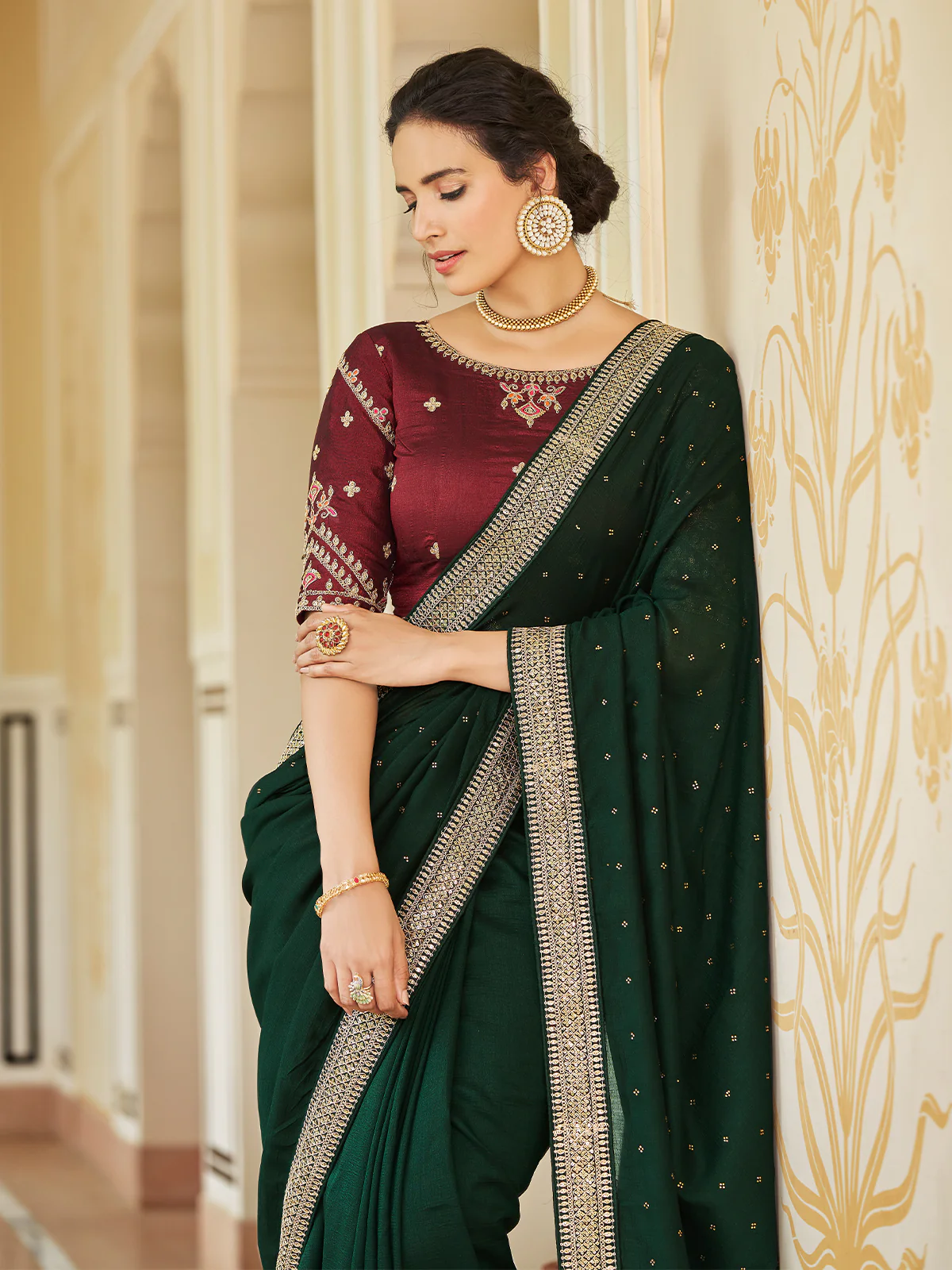 Odette Women Dark Green Saree With Unstitched Blouse - Image 4