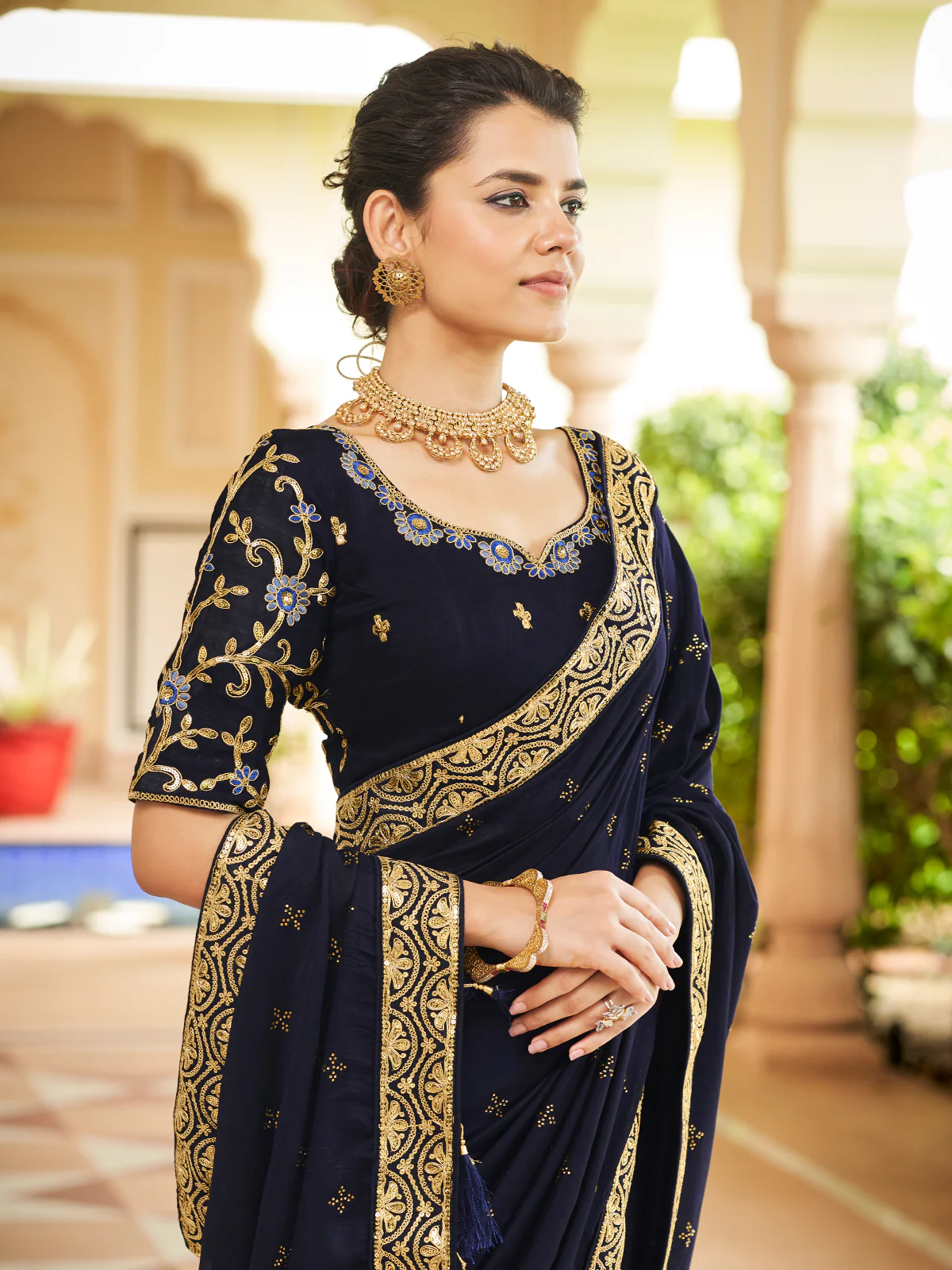 Odette Women Dark Blue Saree With Unstitched Blouse - Image 3