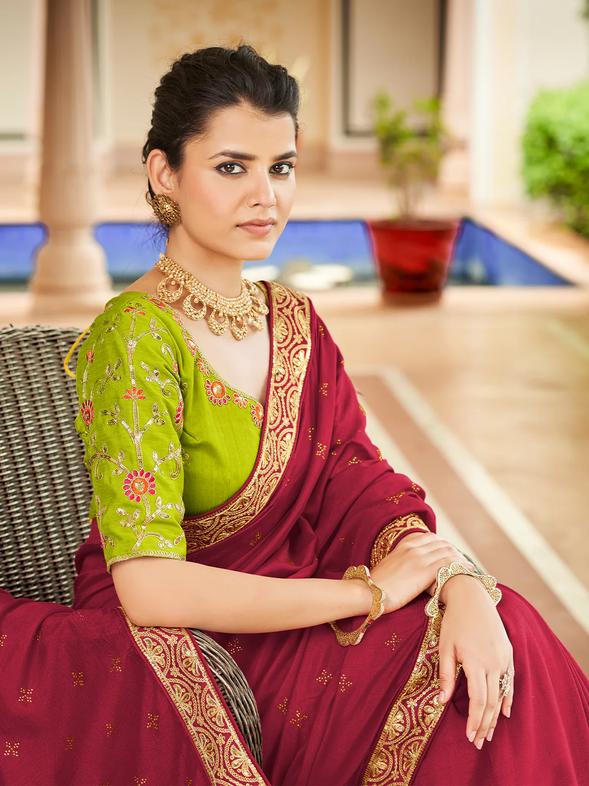 Odette Women Maroon Saree With Unstitched Blouse - Image 3