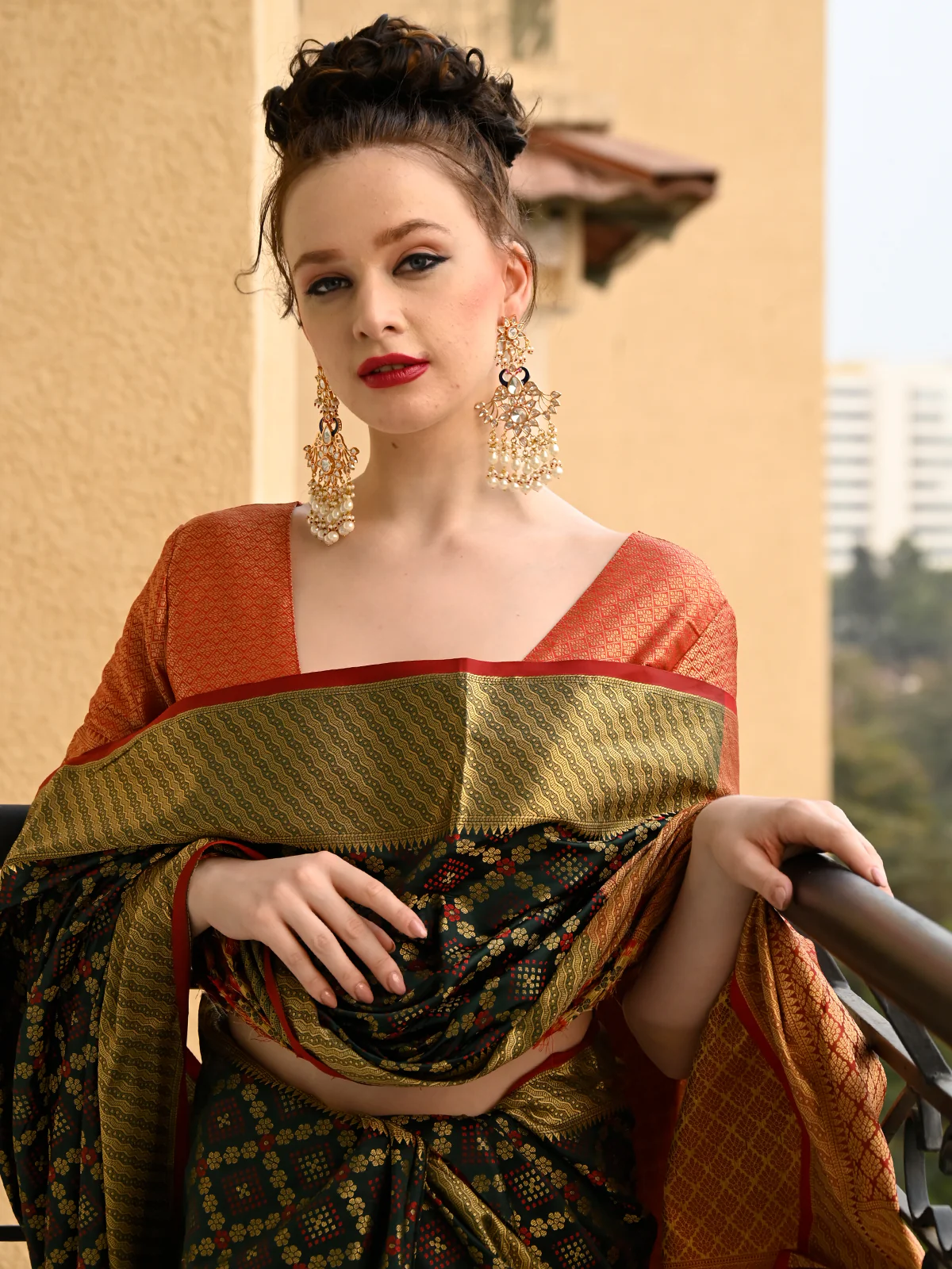 Odette Women Festive Green Silk Blend Woven Saree With Unstitched Blouse - Image 4