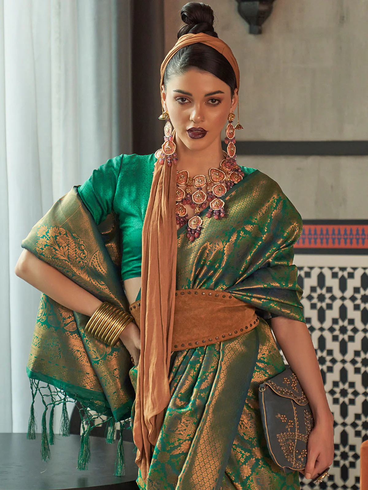 Odette Women Festive Green Silk Blend Woven Saree With Unstitched Blouse - Image 2