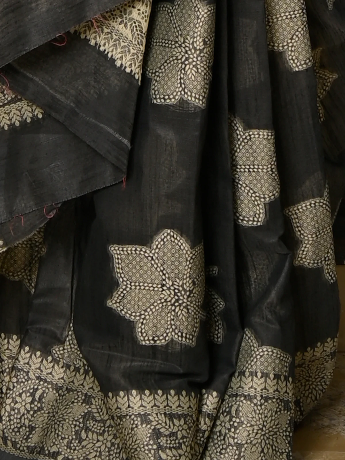 Odette Women Festive Grey Silk Blend Woven Saree With Unstitched Blouse - Image 5