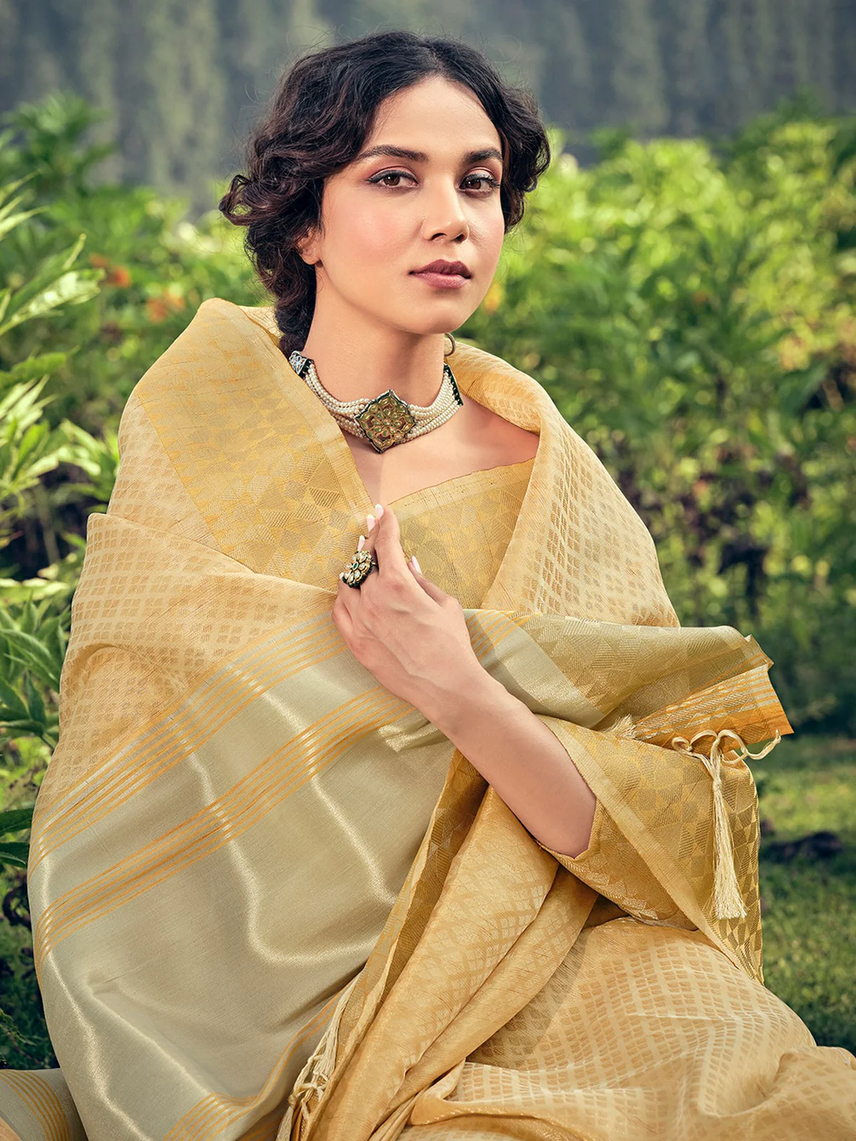 Odette Women Gold Linen Woven Saree With Unstitched Blouse - Image 2