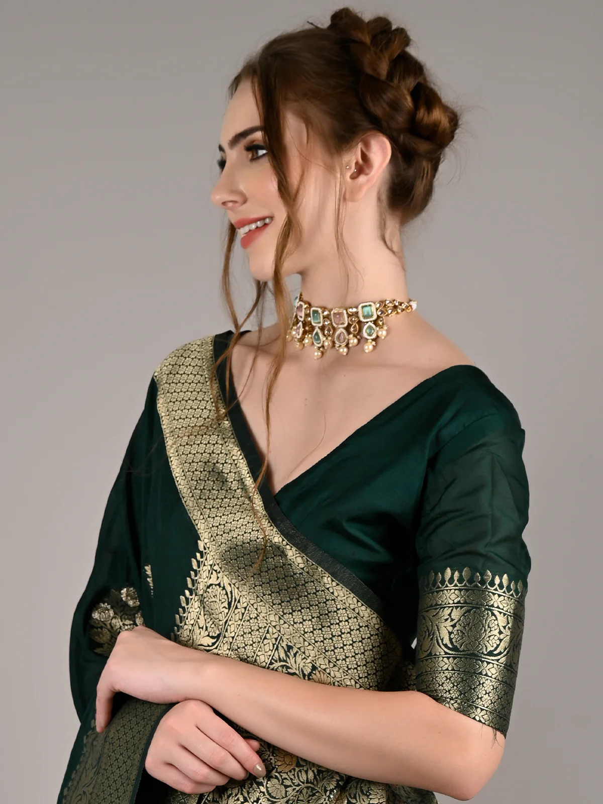 Odette Women Green Nylon Woven Saree With Unstitched Blouse - Image 3