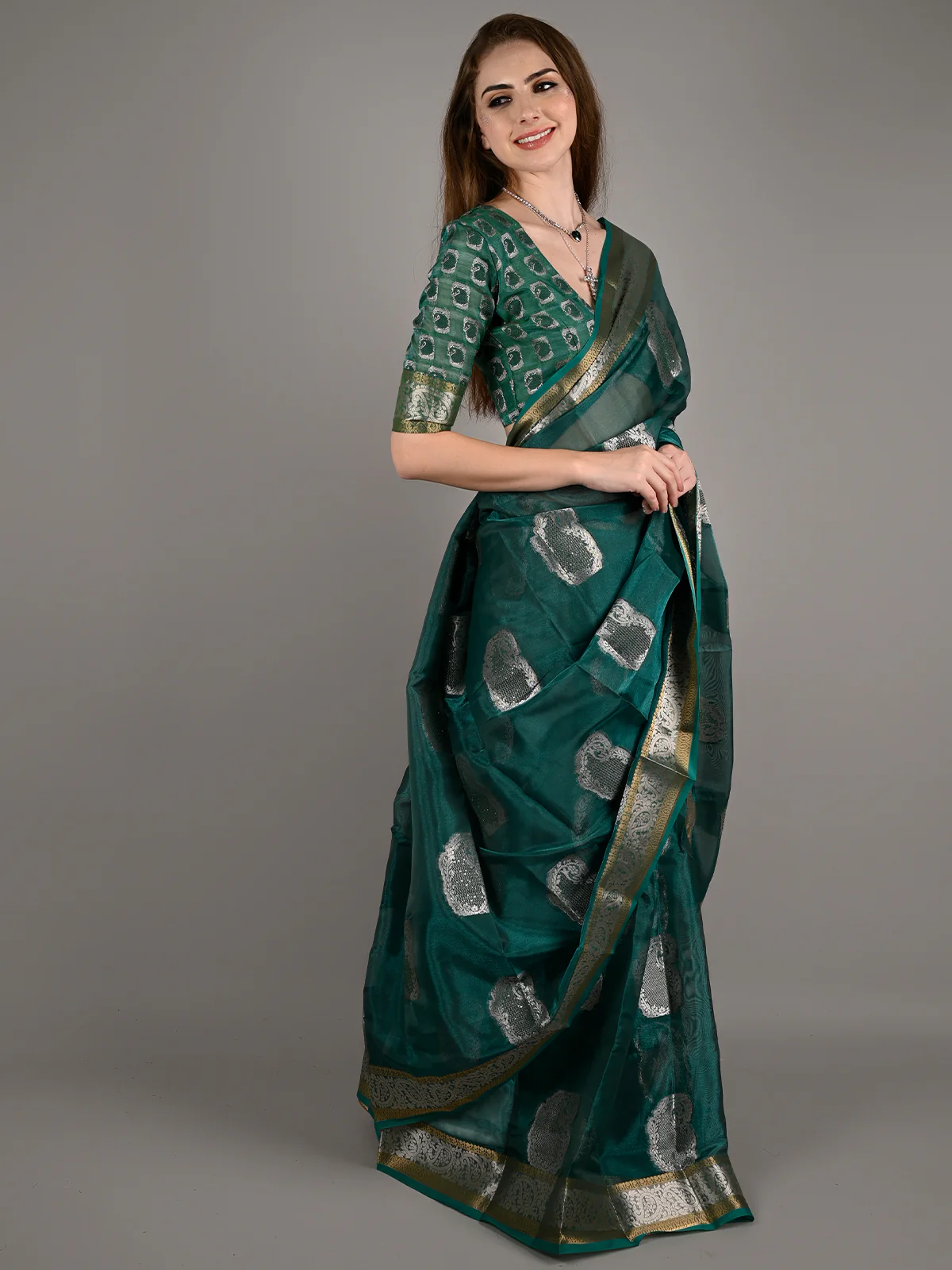 Odette Women Green Organza Woven Saree With Unstitched Blouse - Image 2