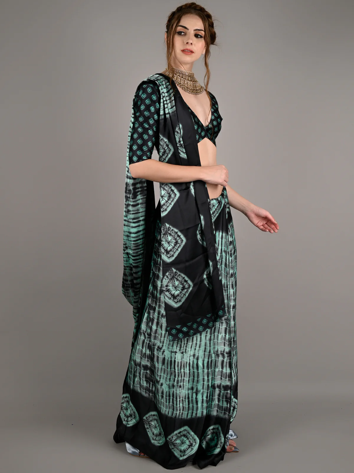 Odette Women Green Satin Crepe Geometric Print Saree With Unstitched Blouse - Image 2