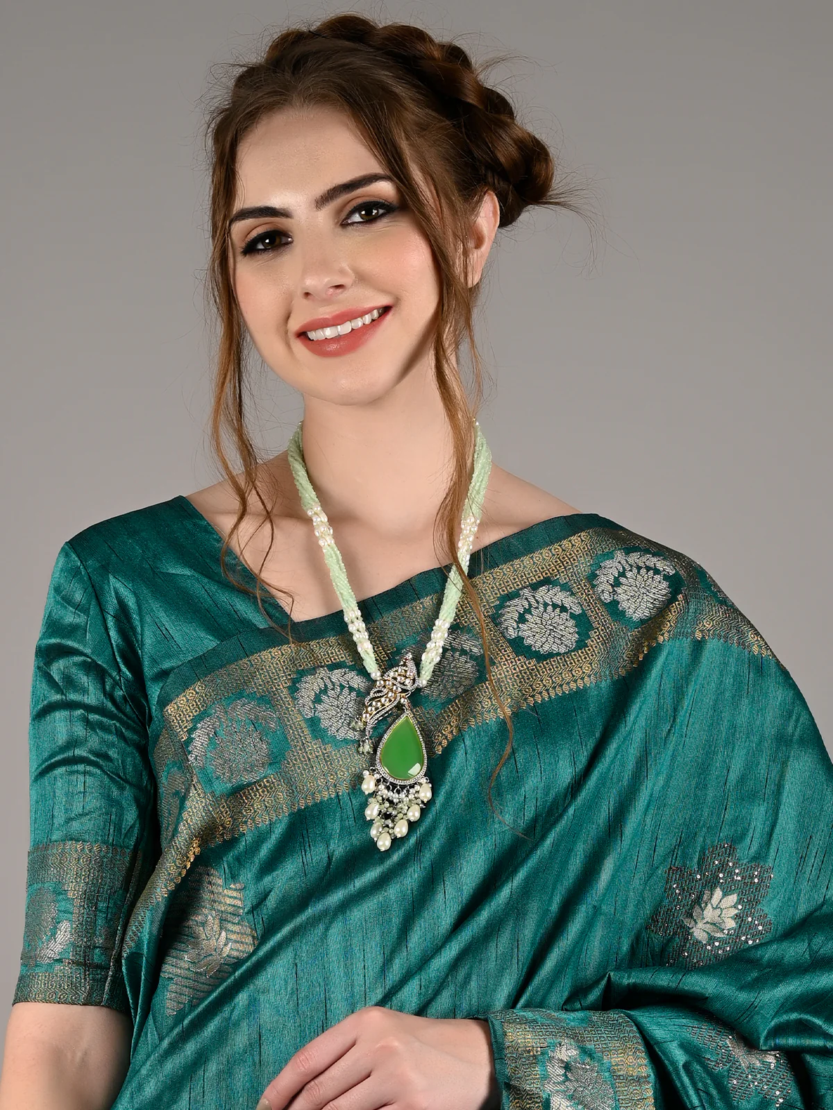 Odette Women Green Silk Blend Woven Saree With Unstitched Blouse - Image 3