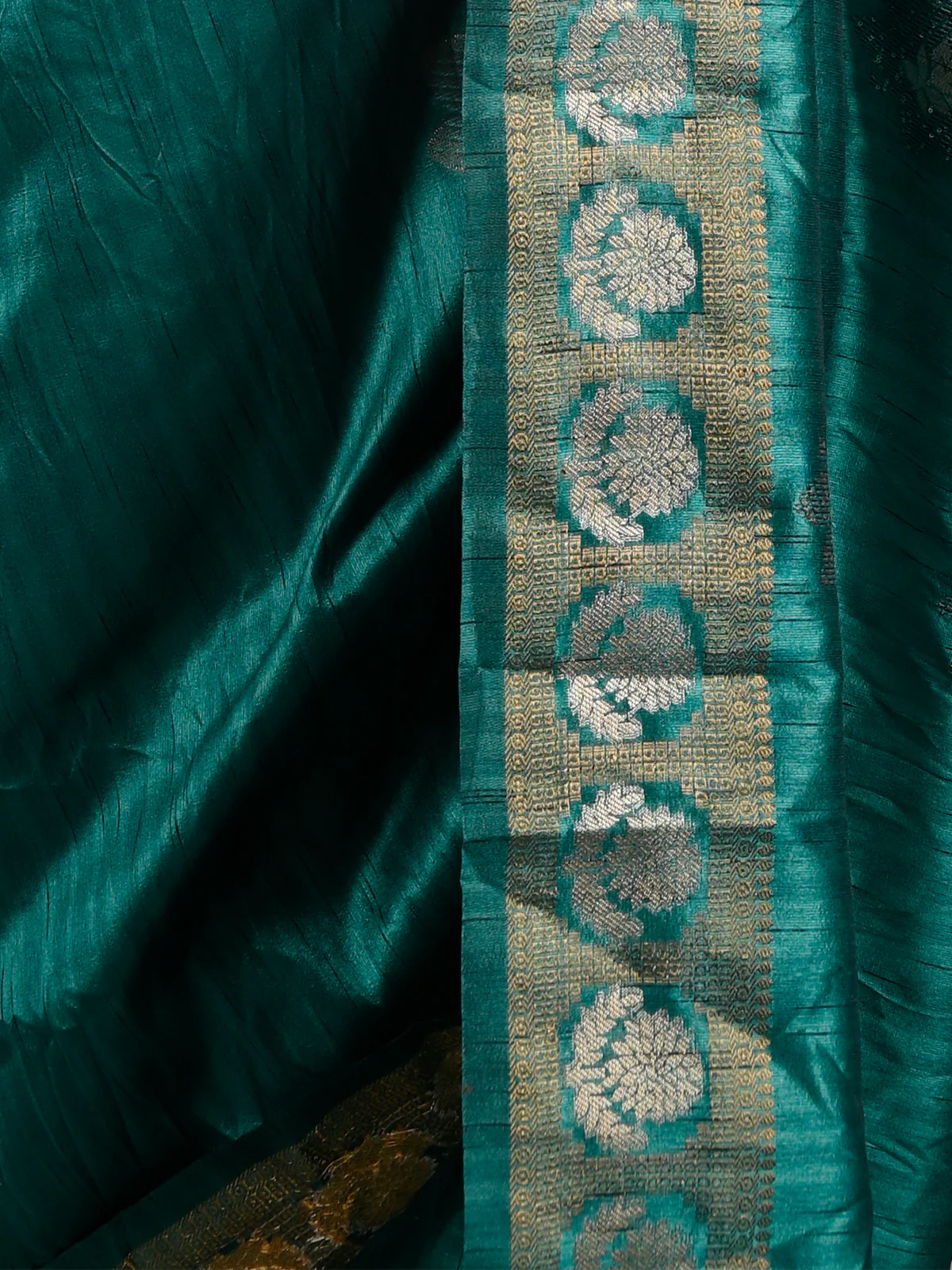 Odette Women Green Silk Blend Woven Saree With Unstitched Blouse - Image 4
