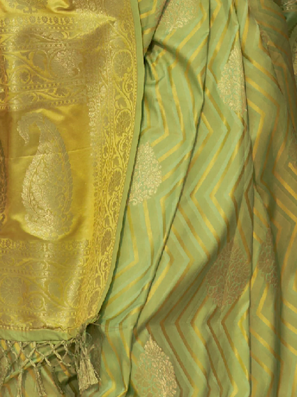 Odette Women Green Silk Blend Woven Saree With Unstitched Blouse - Image 3