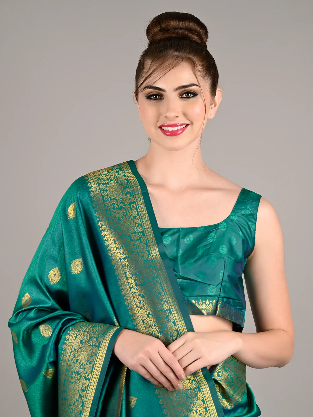 Odette Women Green Silk Woven Saree With Unstitched Blouse - Image 3