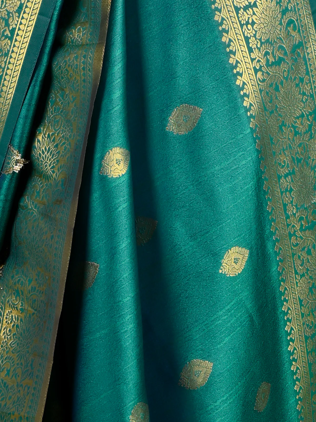 Odette Women Green Silk Woven Saree With Unstitched Blouse - Image 4