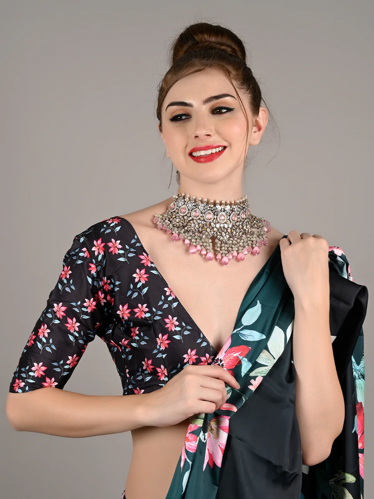 Odette Women Green Soft Crepe Digital Floral Print Saree With Unstitched Blouse - Image 3