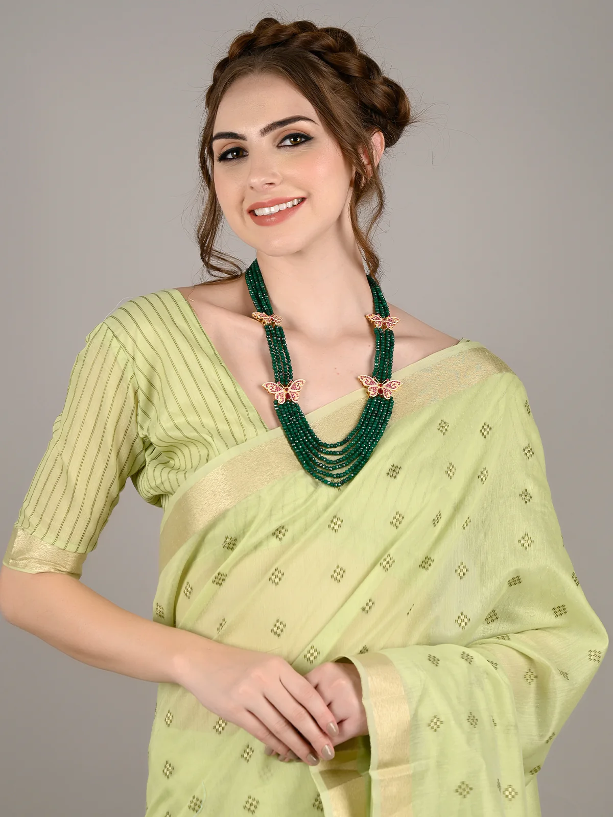Odette Women Green Viscose Woven Saree With Unstitched Blouse - Image 3