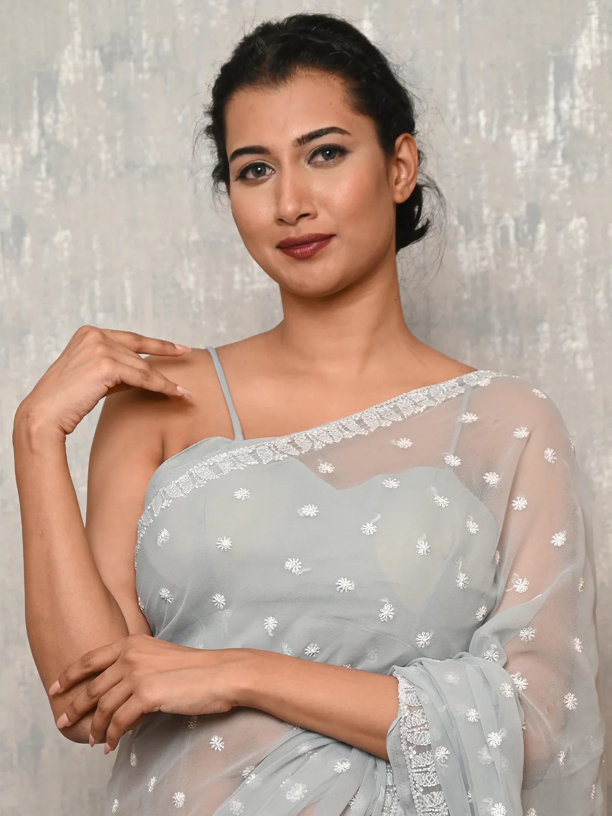 Odette Women Grey Georgette Chikankari Embroidered Saree With Unstitched Blouse - Image 4