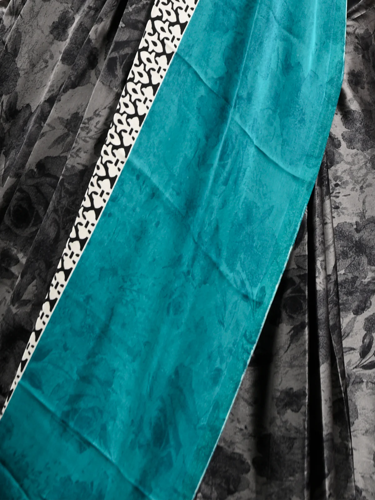 Odette Women Grey Satin Crepe Printed Saree With Unstitched Blouse - Image 4