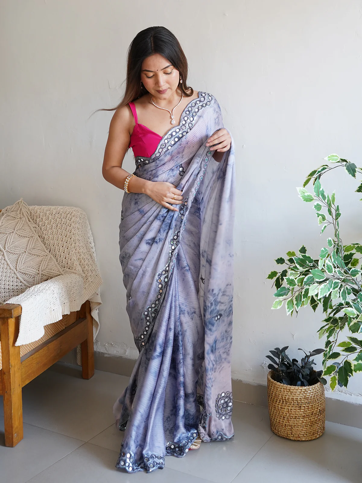 Odette Women Grey Satin Georgette Prism Print Saree With Unstitched Blouse - Image 3