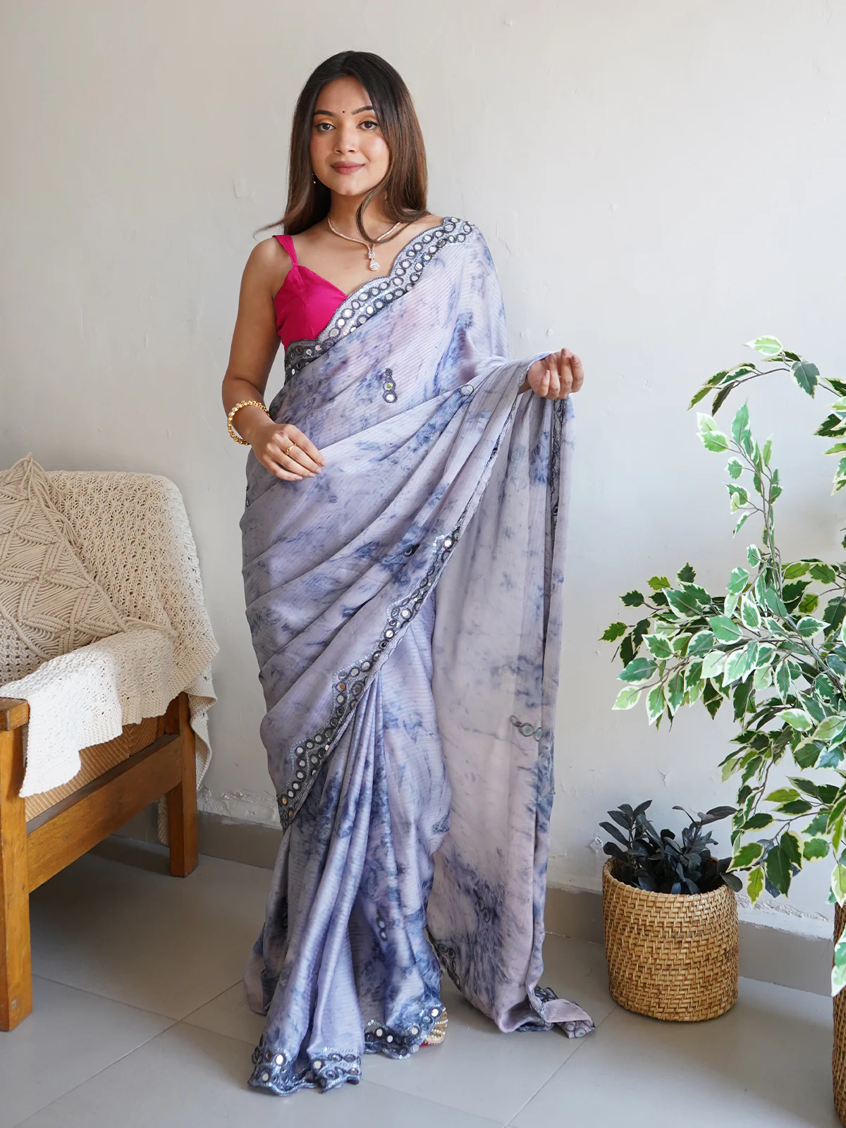 Odette Women Grey Satin Georgette Prism Print Saree With Unstitched Blouse - Image 4
