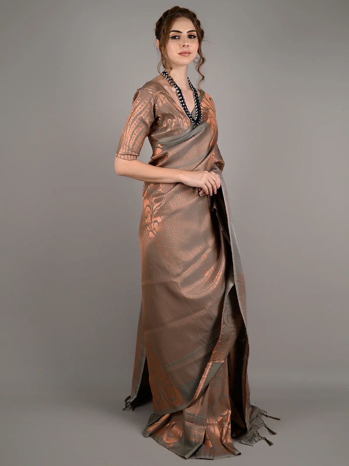 Odette Women Grey Silk Blend Woven Saree With Unstitched Blouse - Image 2